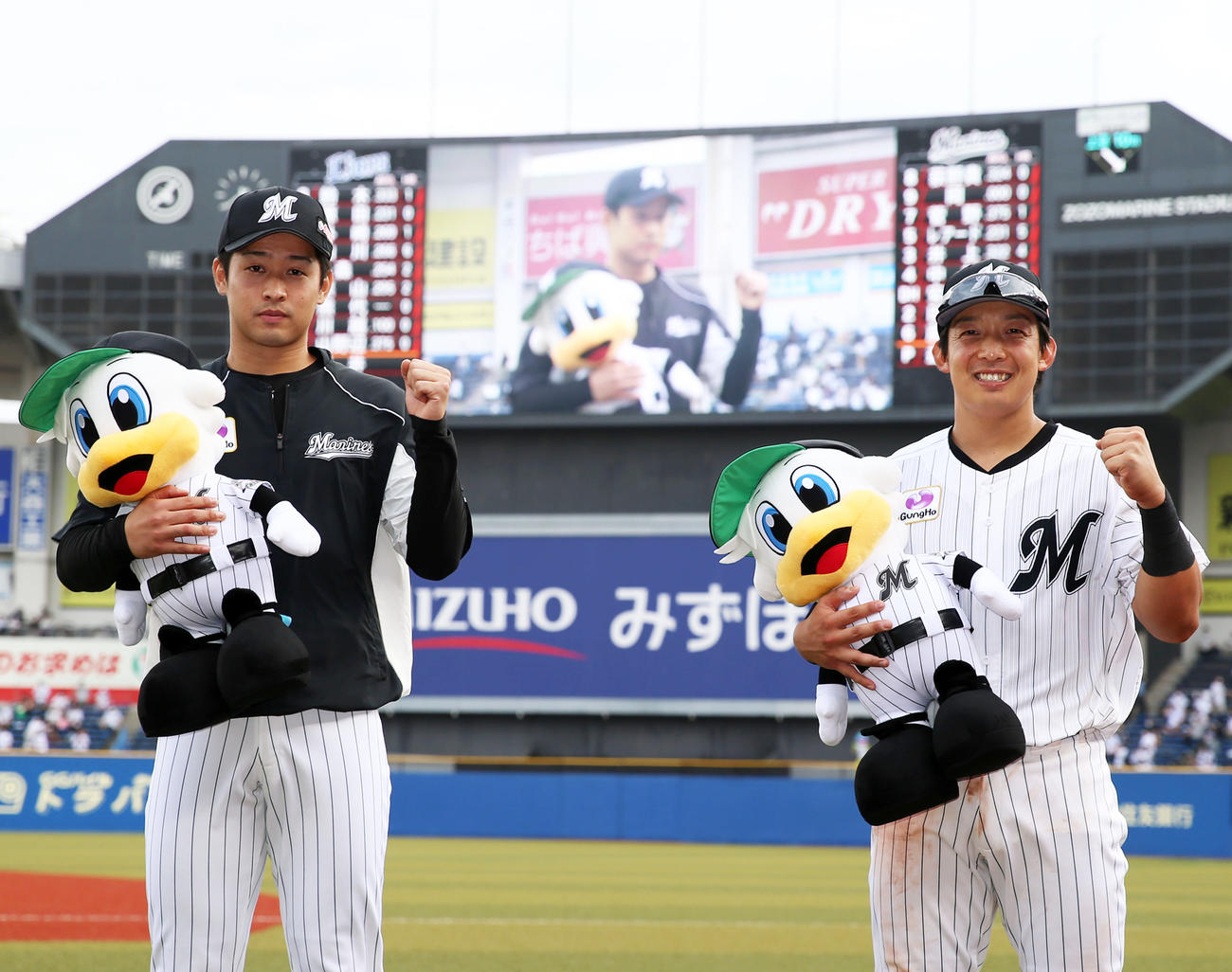 西武に勝利しガッツポーズで写真に納まるロッテ種市（左）と菅野（撮影・垰建太）