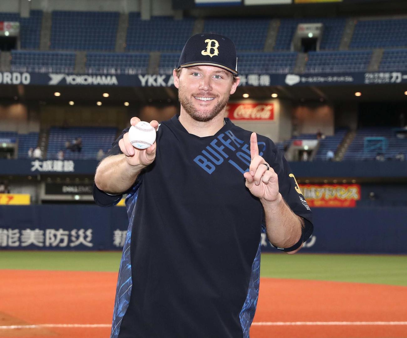 オリックス対日本ハム　来日初勝利しウイニングボールを手にポーズをとるヒギンス（撮影・黒川智章）