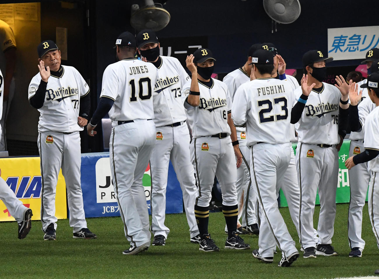 オリックス対日本ハム　日本ハムに勝利、ナインを迎える西村監督（左）（撮影・前岡正明）