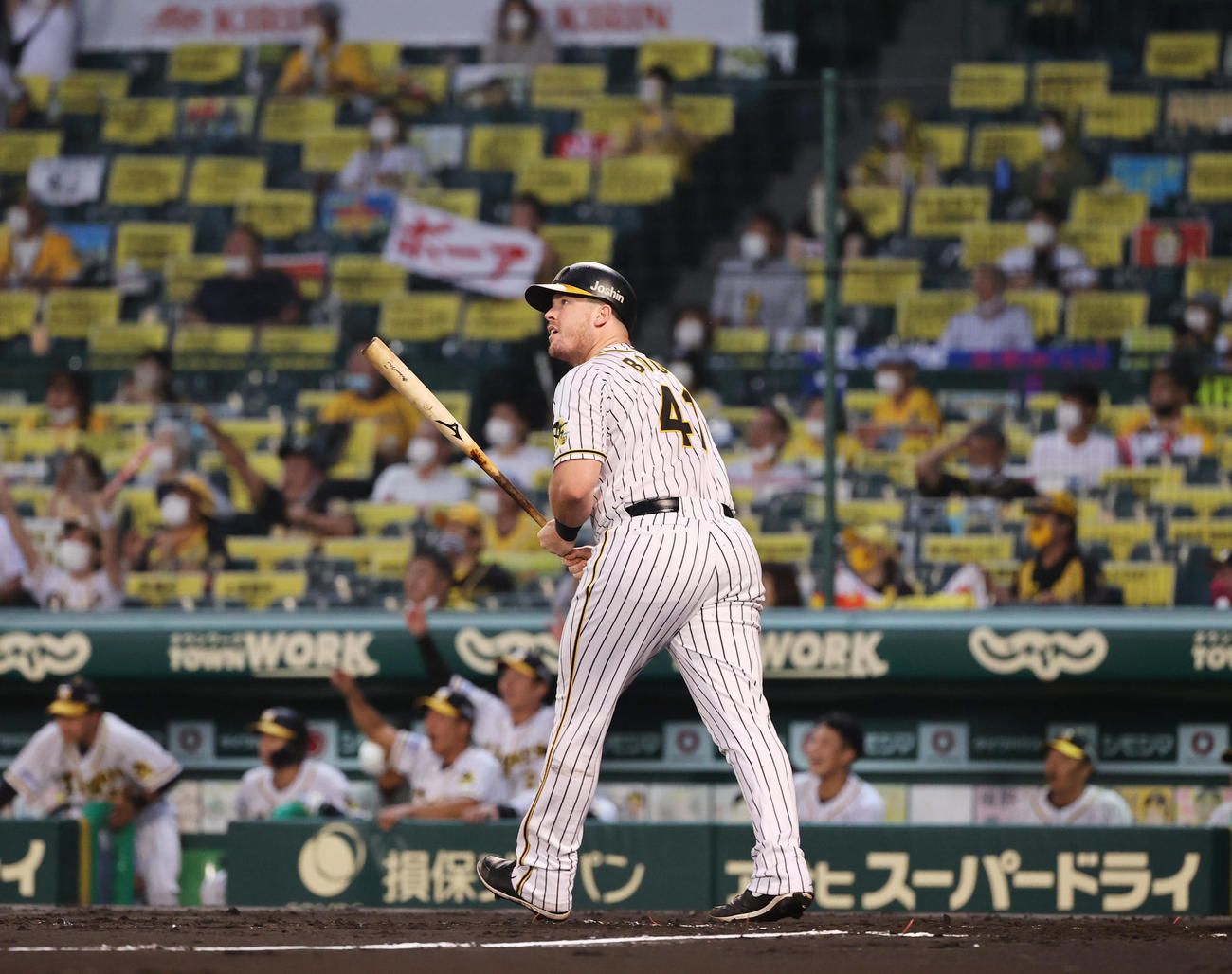 阪神対DeNA　2回裏阪神無死二塁、左中間へ先制2点本塁打を放つジャスティン・ボーア（撮影・清水貴仁）