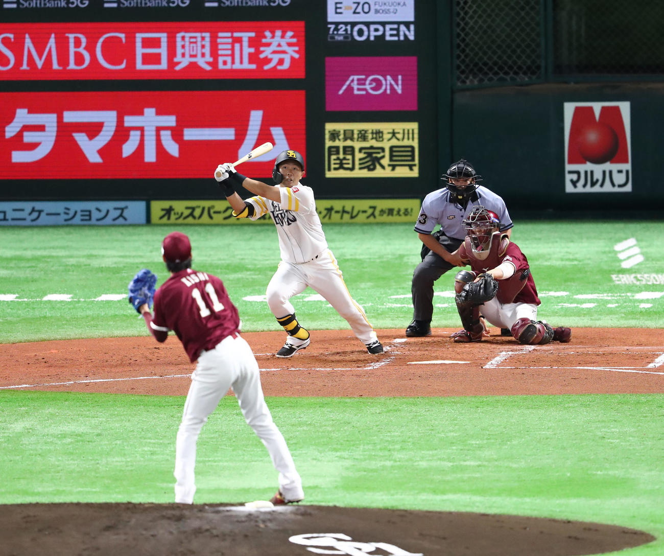 ソフトバンク対楽天　1回裏ソフトバンク2死一、二塁、中村晃は中飛に終わる（撮影・梅根麻紀）