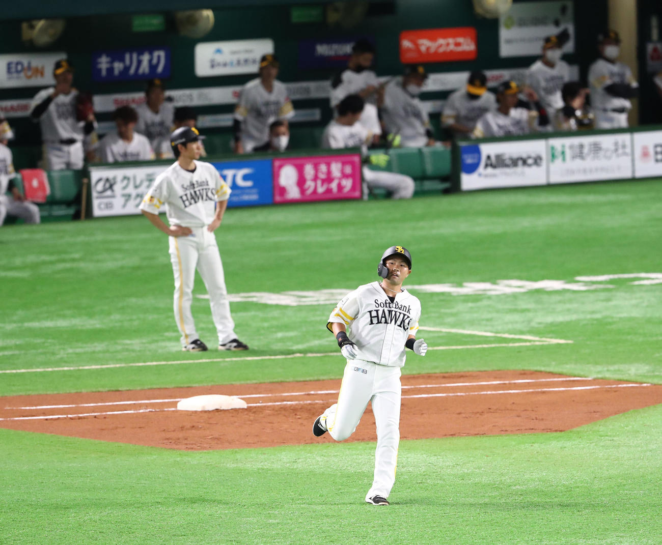 ソフトバンク対楽天　1回裏ソフトバンク2死一、二塁、中村晃は中飛に終わる（撮影・梅根麻紀）
