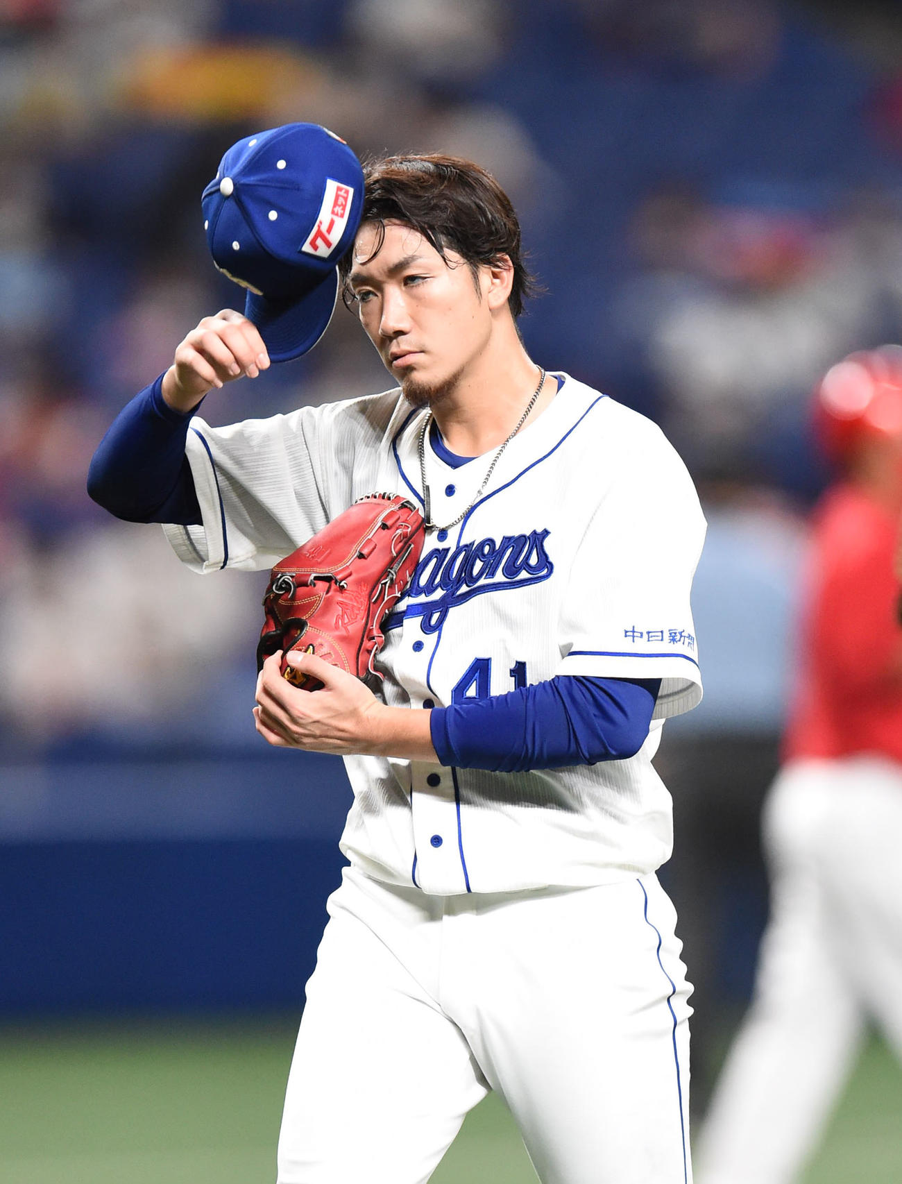 プロ野球中日対広島　3回表広島無死一、二塁、マウンドを降りる中日先発の勝野昌慶（撮影・森本幸一）