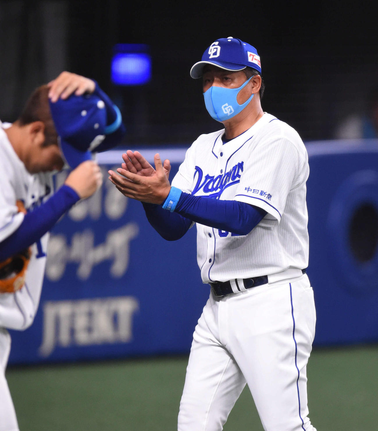 プロ野球中日対広島　8回裏中日攻撃終了、メンバー交代を告げベンチへ戻る与田剛監督（撮影・森本幸一）