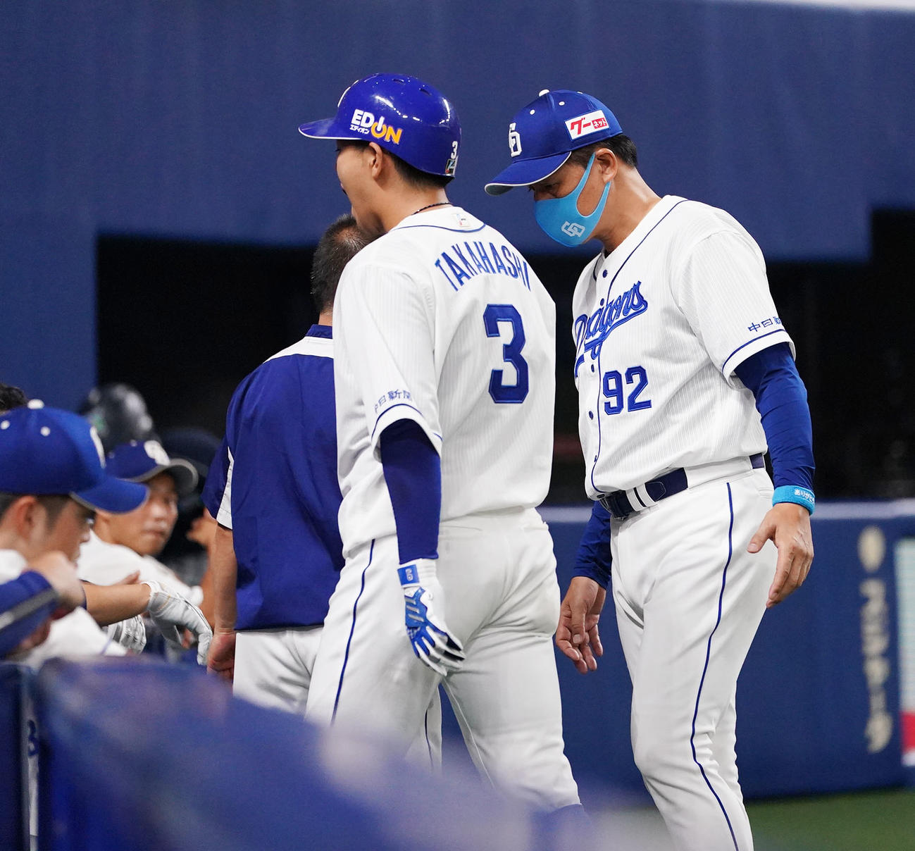 中日対広島　6回裏中日1死、遊内野安打で一塁を駆け抜けた後、足の痛み訴えトレーナーと共にベンチへ戻る高橋を心配そうに見る与田監督（撮影・森本幸一）