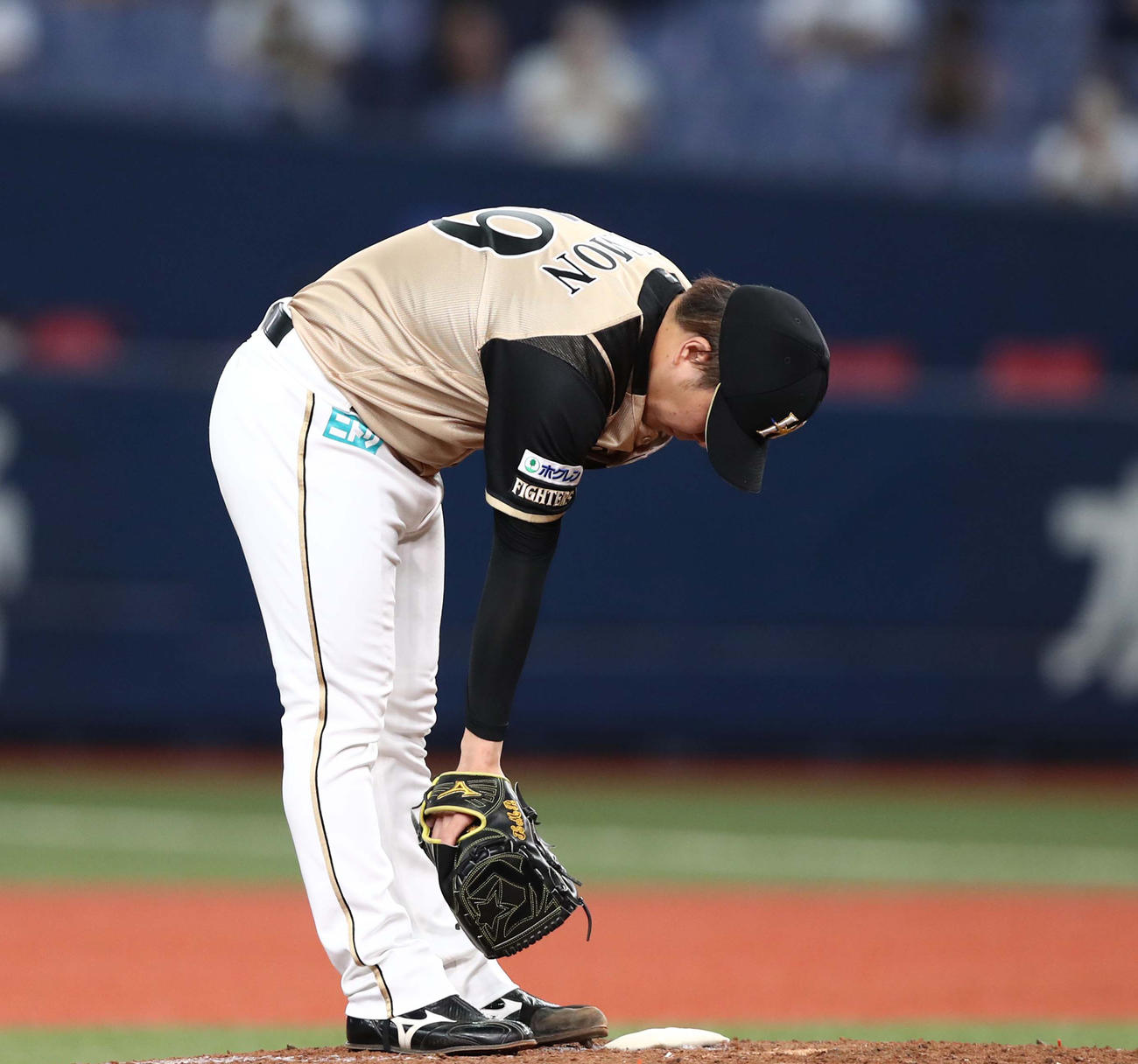 8回に勝ち越しを許し肩を落とす公文（撮影・黒川智章）