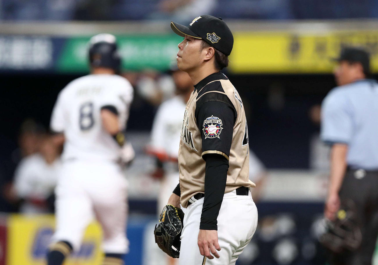8回裏オリックス2死満塁、ロドリゲスに2点適時打を浴び渋い表情の公文（撮影・黒川智章）