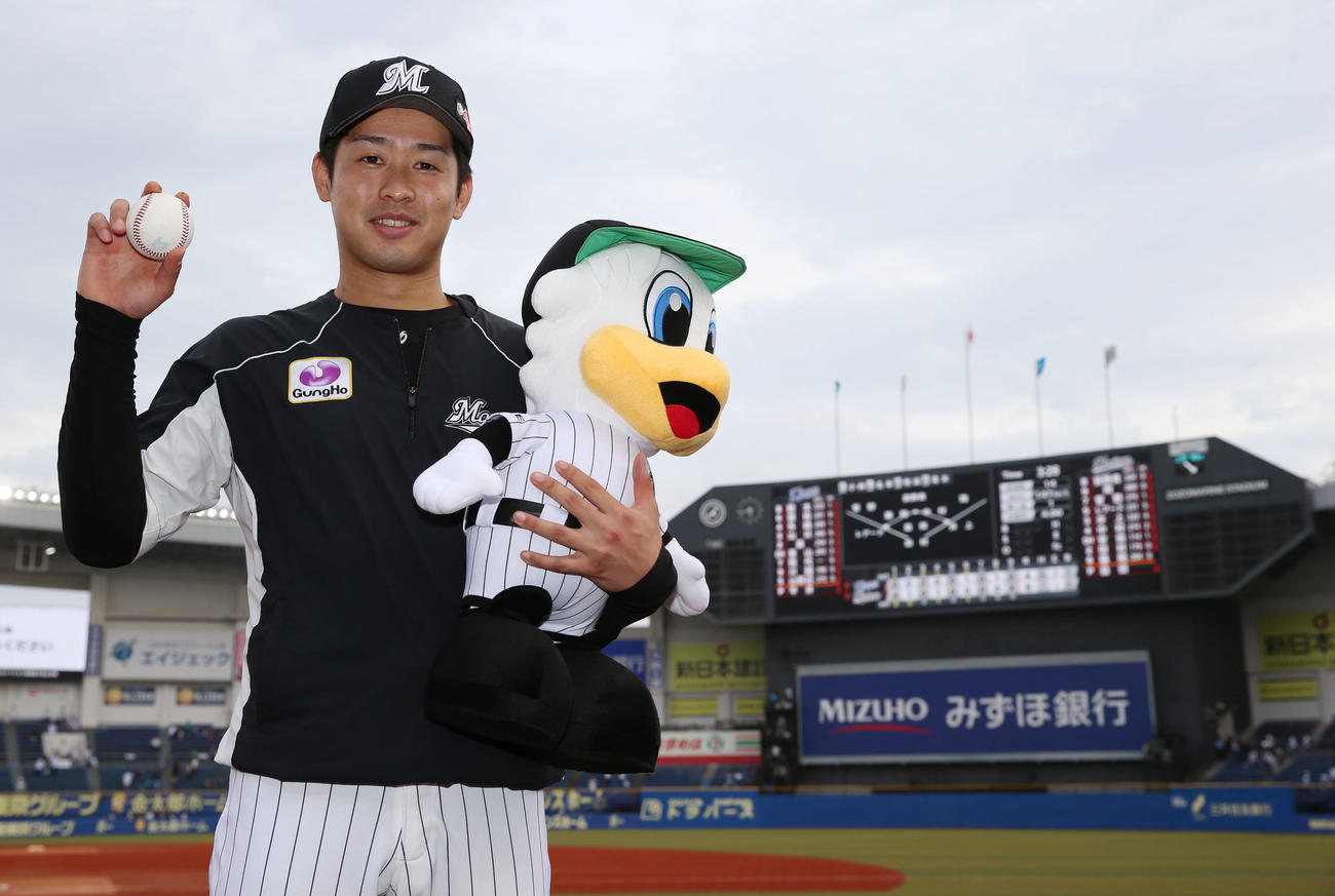ロッテ対西武　西武に勝利し初勝利を挙げたロッテ種市は勝利球を手に写真に納まる（撮影・垰建太）