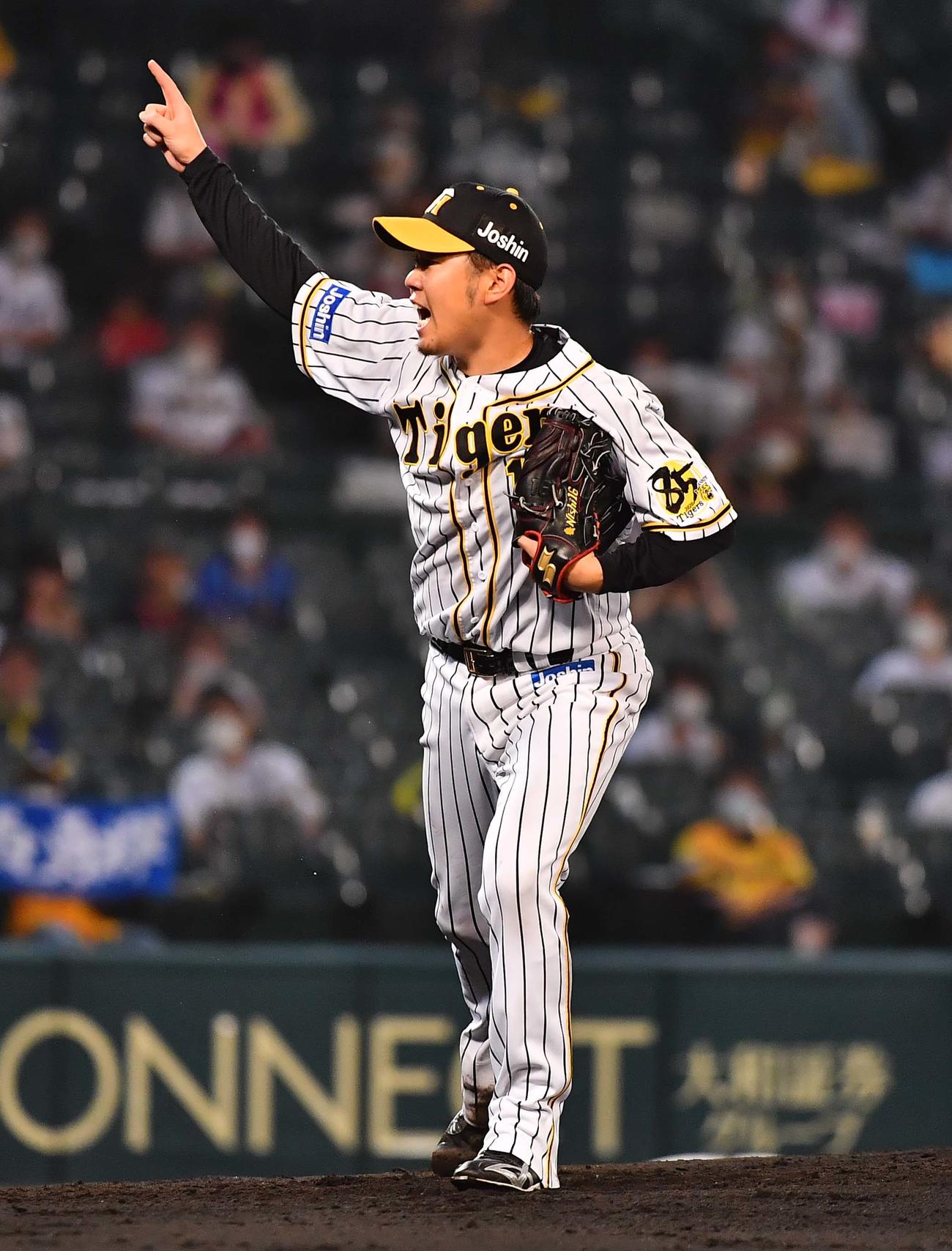 阪神対DeNA　3回表DeNA無死、梶谷隆幸の空振り三振をアピールする西勇輝（撮影・上田博志）