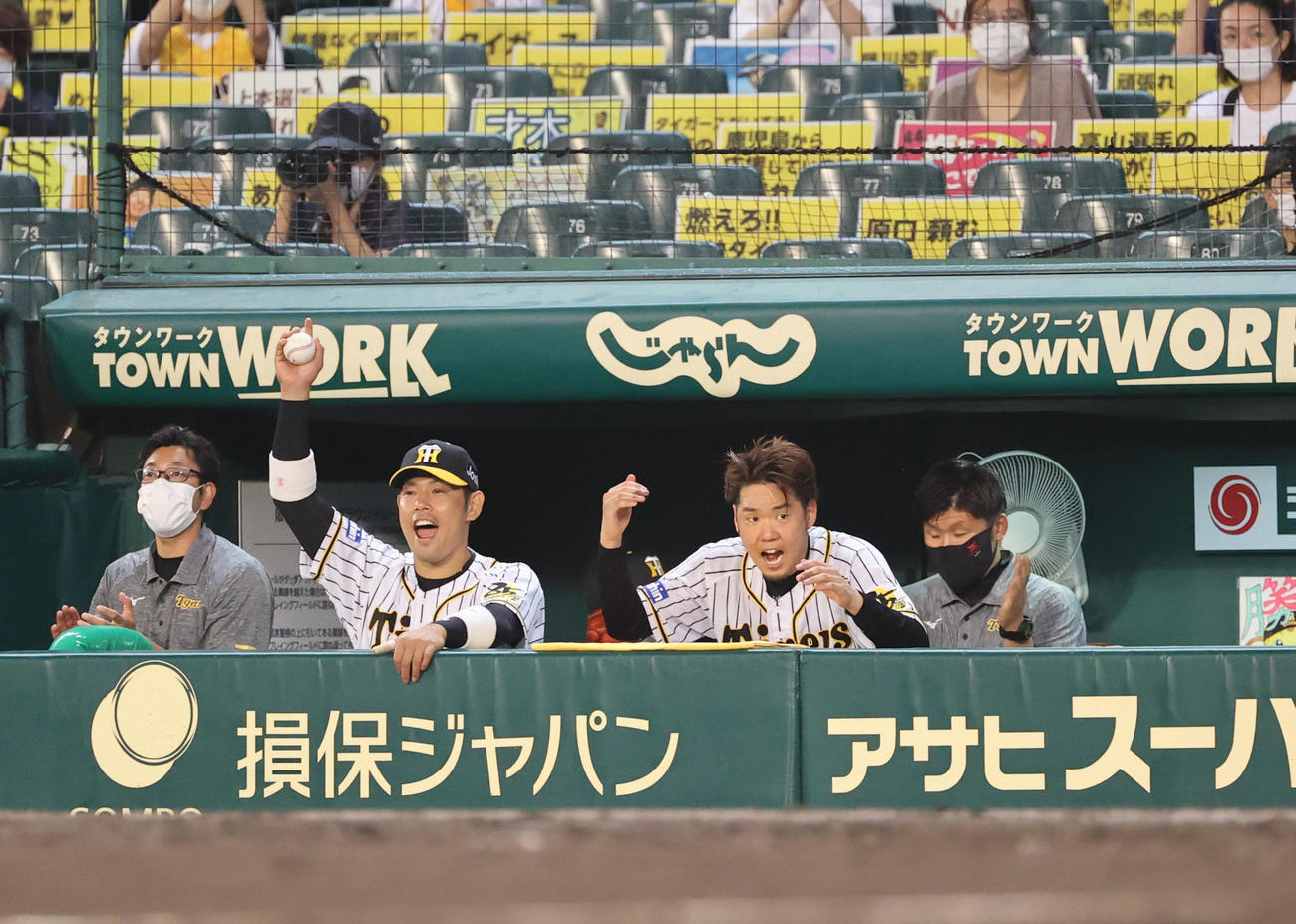 阪神対DeNA　7回表DeNA2死一、二塁、岩崎優が打者桑原将志を三振に抑えベンチで歓喜の西勇輝（右）（撮影・清水貴仁）