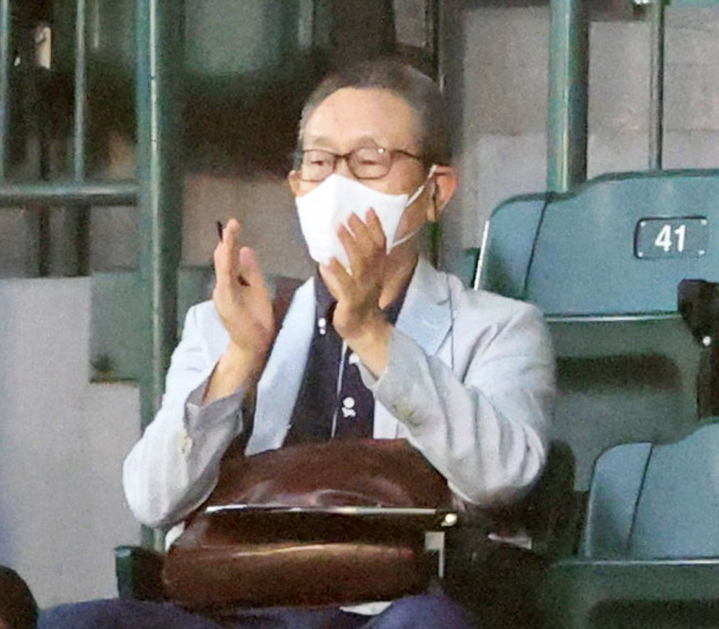 甲子園のスタンドから観戦する道上洋三氏（撮影・清水貴仁）