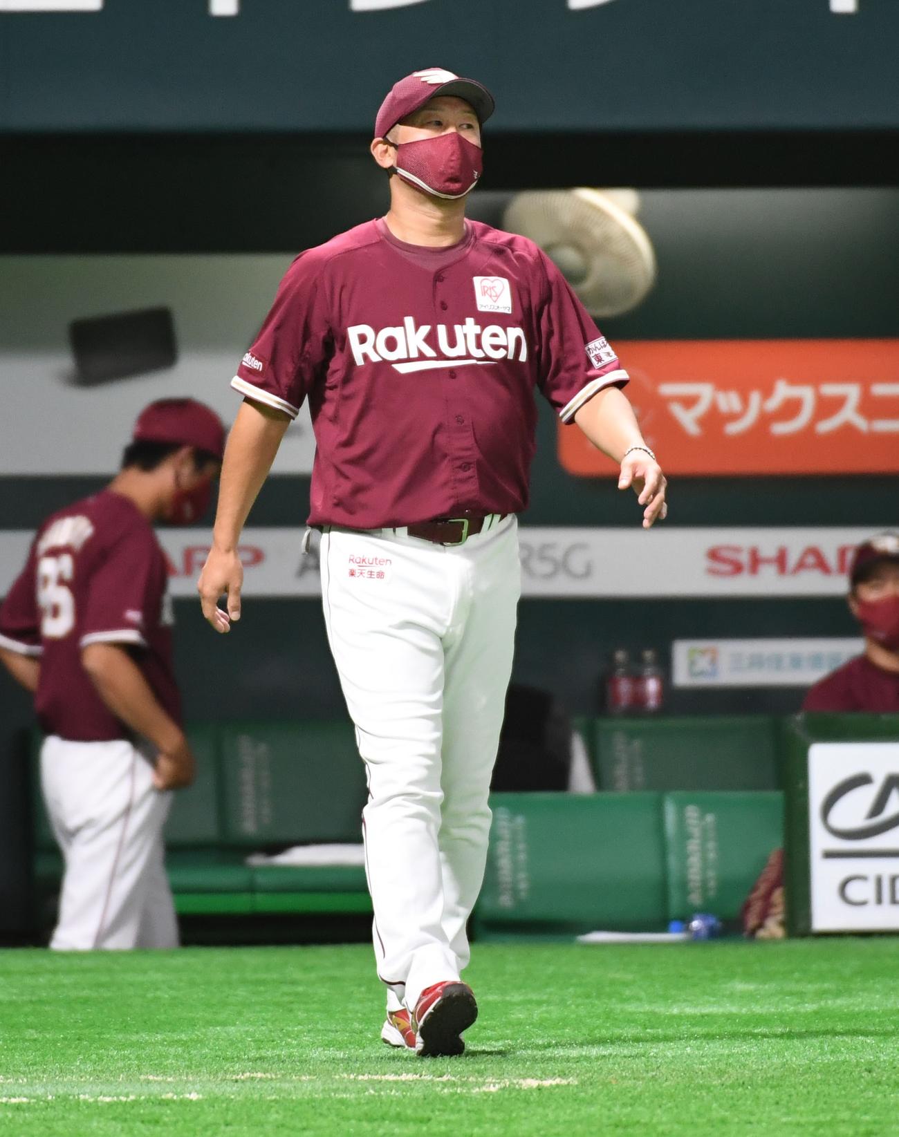 ソフトバンク対楽天　選手交代を告げる三木監督（撮影・今浪浩三）
