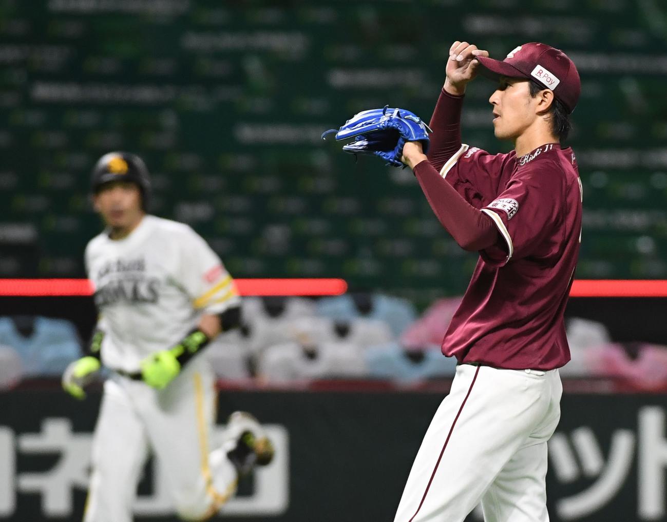 ソフトバンク対楽天　3回裏ソフトバンク2死一塁、先発の岸孝之は松田宣浩に同点の2点本塁打を浴びる（撮影・今浪浩三）