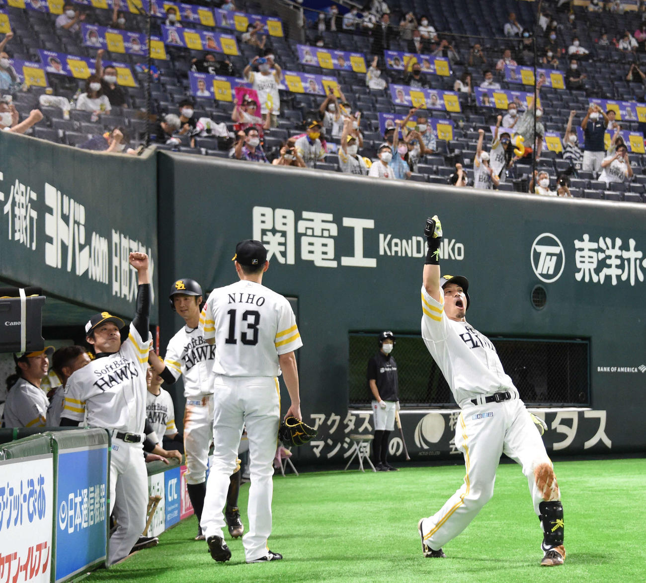 ソフトバンク対楽天　3回裏ソフトバンク2死一塁、松田宣は左中間に同点の2点本塁打を放ち、ベンチ前で「熱男」と叫ぶ（撮影・今浪浩三）