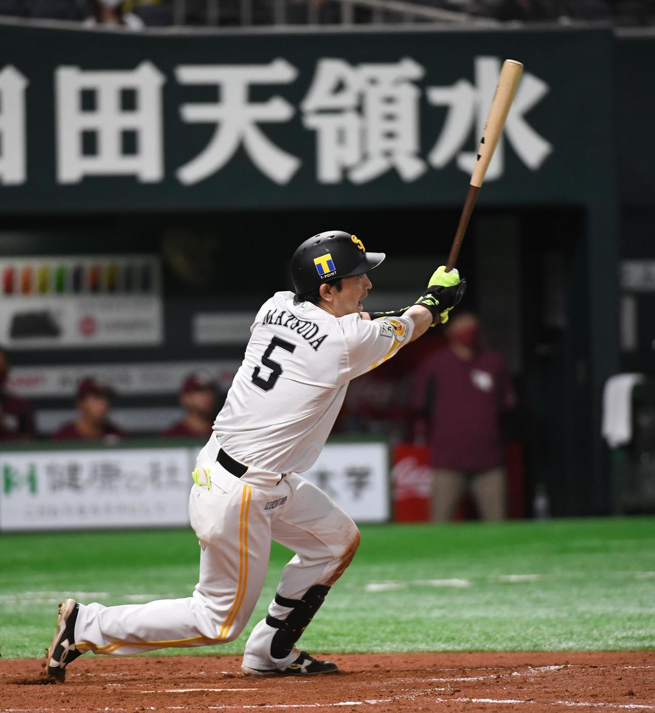 ソフトバンク対楽天　3回裏ソフトバンク2死一塁、松田宣浩は左中間に同点の2点本塁打を放つ（撮影・今浪浩三）