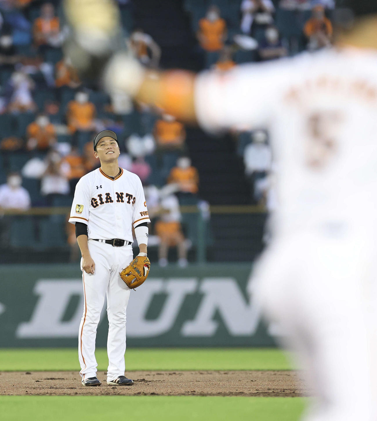 巨人対ヤクルト　2回表ヤクルト無死、山崎の遊ゴロを一塁悪送球し悔しがる坂本（撮影・河野匠）