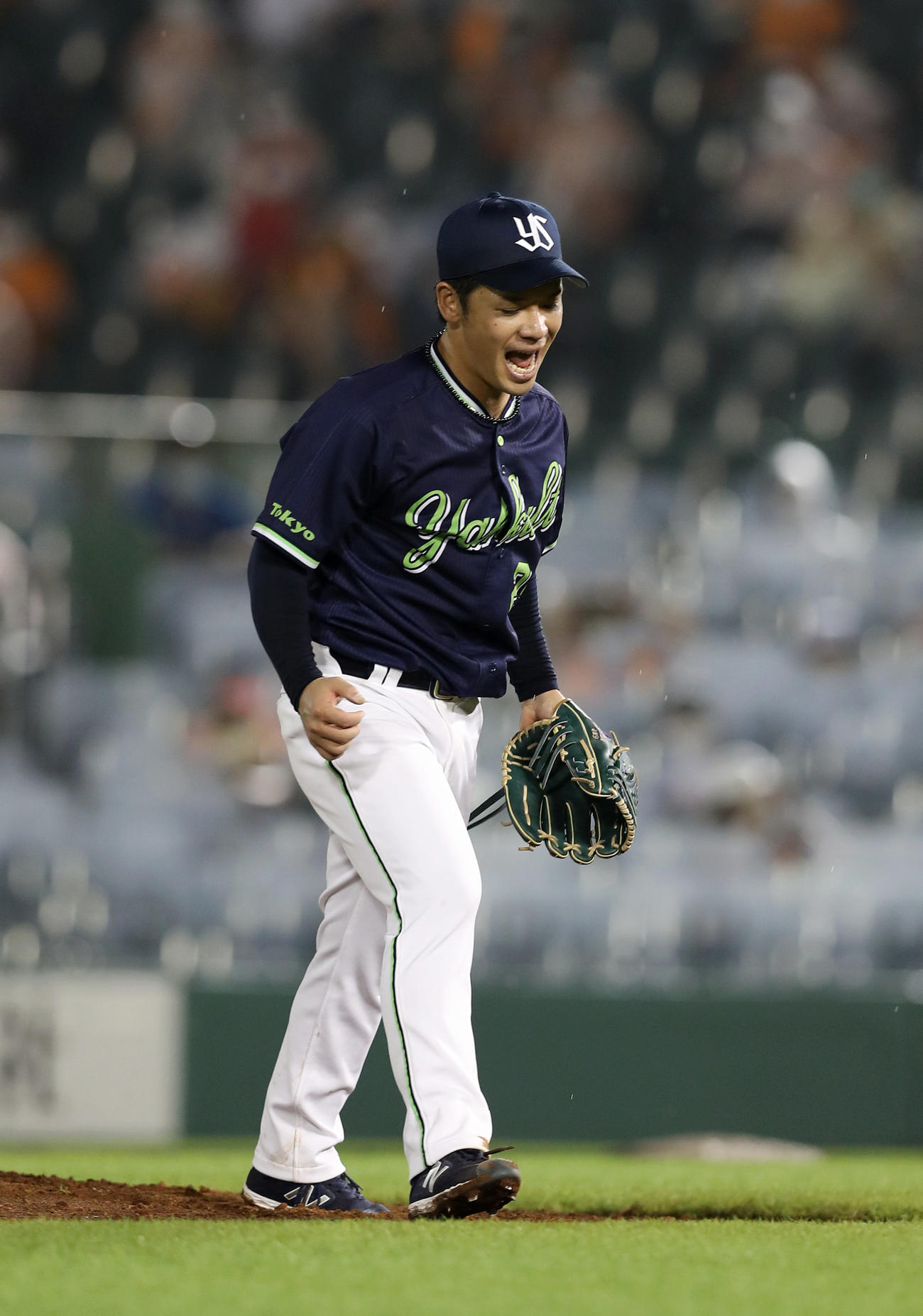 巨人対ヤクルト　4回裏巨人2死三塁、若林を見逃し三振に仕留め、雄たけびをあげるヤクルト小川（撮影・前田充）