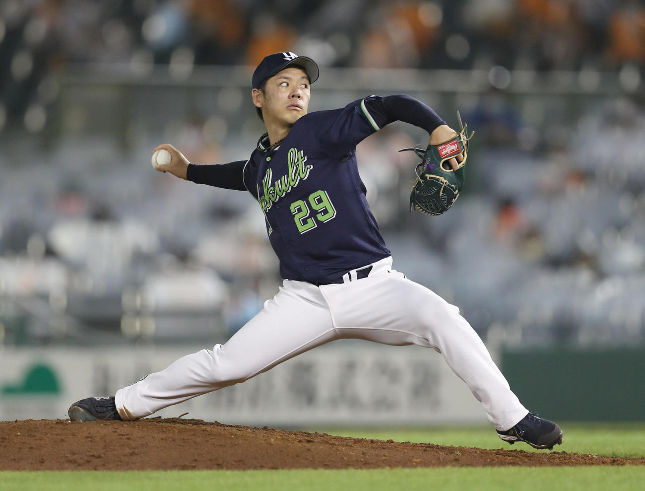 巨人対ヤクルト4回戦　先発し力投するヤクルト小川泰弘（撮影・前田充）