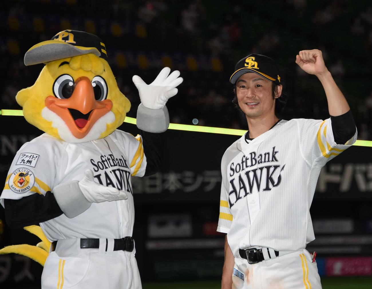 ソフトバンク対楽天　勝ち越し打を放った明石は（右）はハリーホークとガッツポーズ（撮影・今浪浩三）