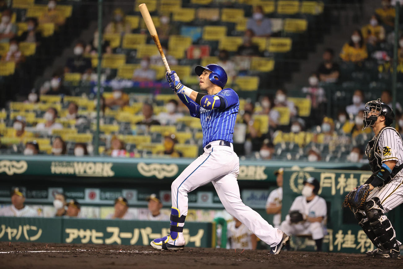 阪神対DeNA　9回表DeNA1死一塁、勝ち越しの左越え2点本塁打を放つネフタリ・ソト（撮影・清水貴仁）