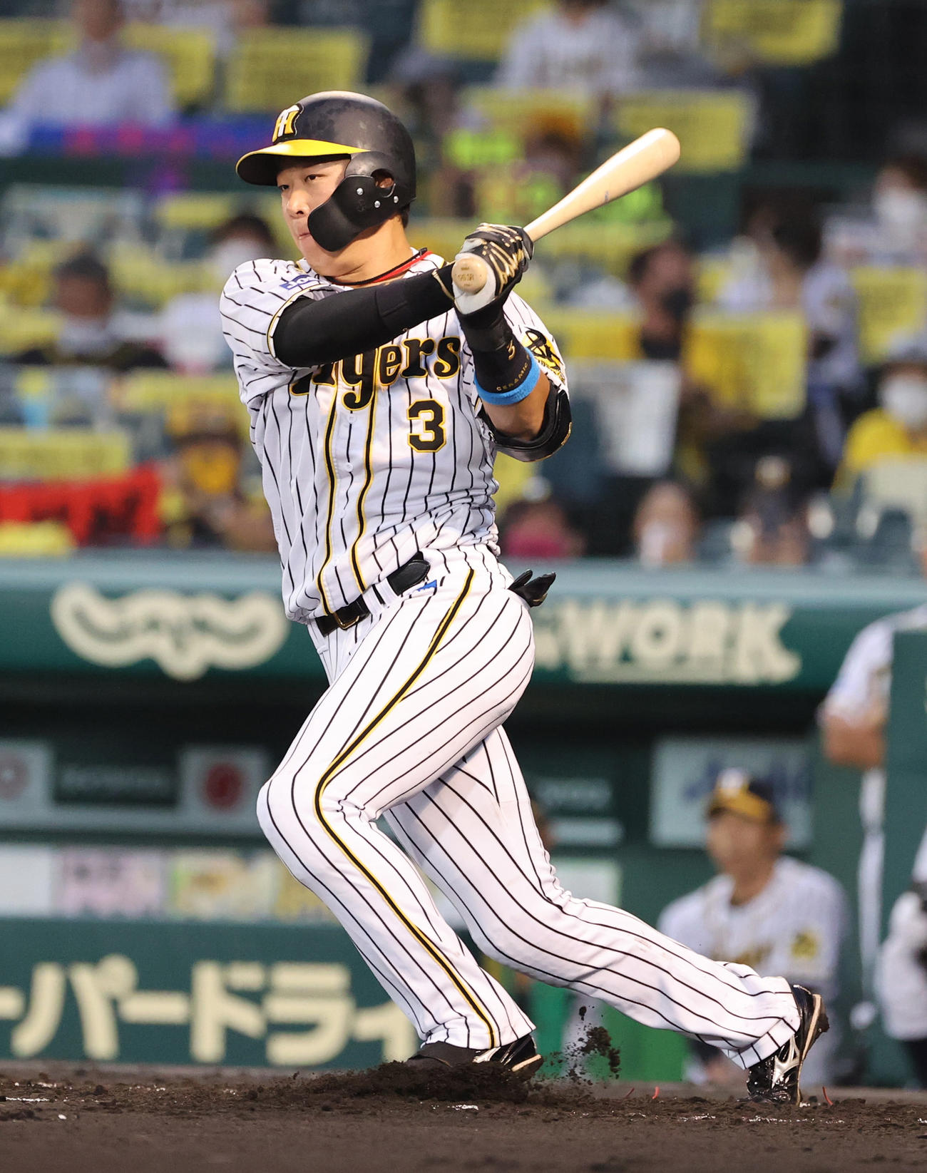 阪神対DeNA　2回裏阪神無死、大山は三塁線を破る二塁打を放つ（撮影・清水貴仁）
