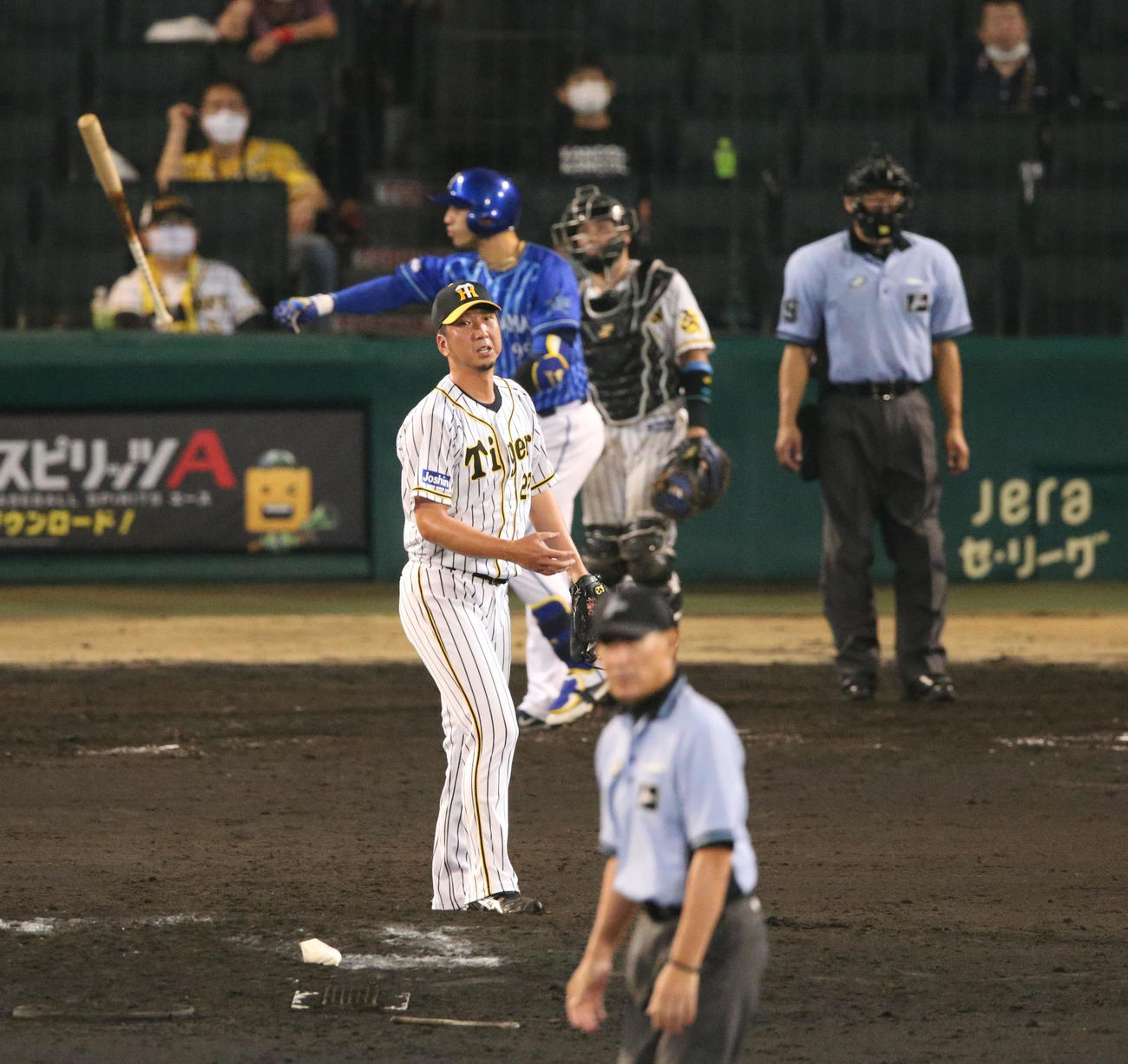 阪神対DeNA　9回表DeNA1死一塁、藤川はソトに勝ち越し2点本塁打を浴びる（撮影・上山淳一）