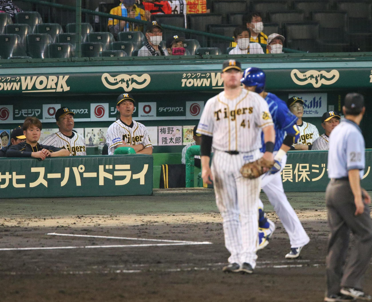 阪神対DeNA　9回表DeNA1死一塁、藤川がソトに逆転左中間越え2点本塁打を被弾しガックリする阪神ベンチ（撮影・上山淳一）