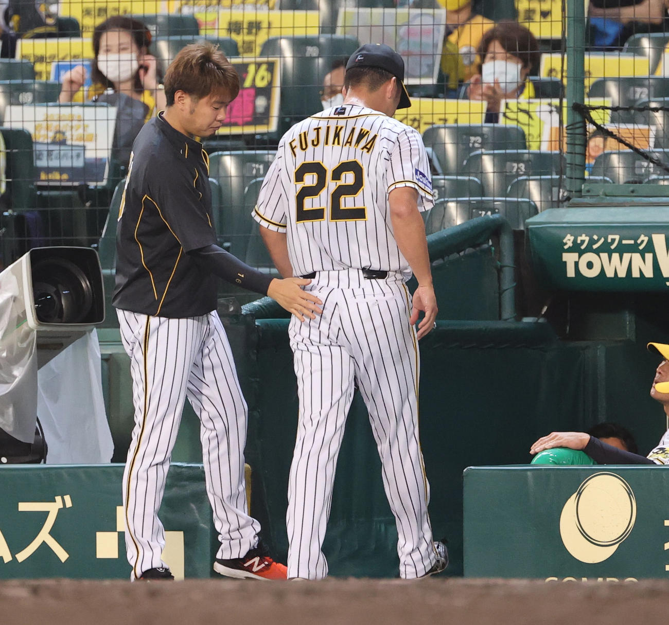阪神対DeNA　9回表DeNA1死一塁、ソトに勝ち越しの2点本塁打を浴び降板となった藤川球児（右）を出迎える西勇（撮影・清水貴仁）