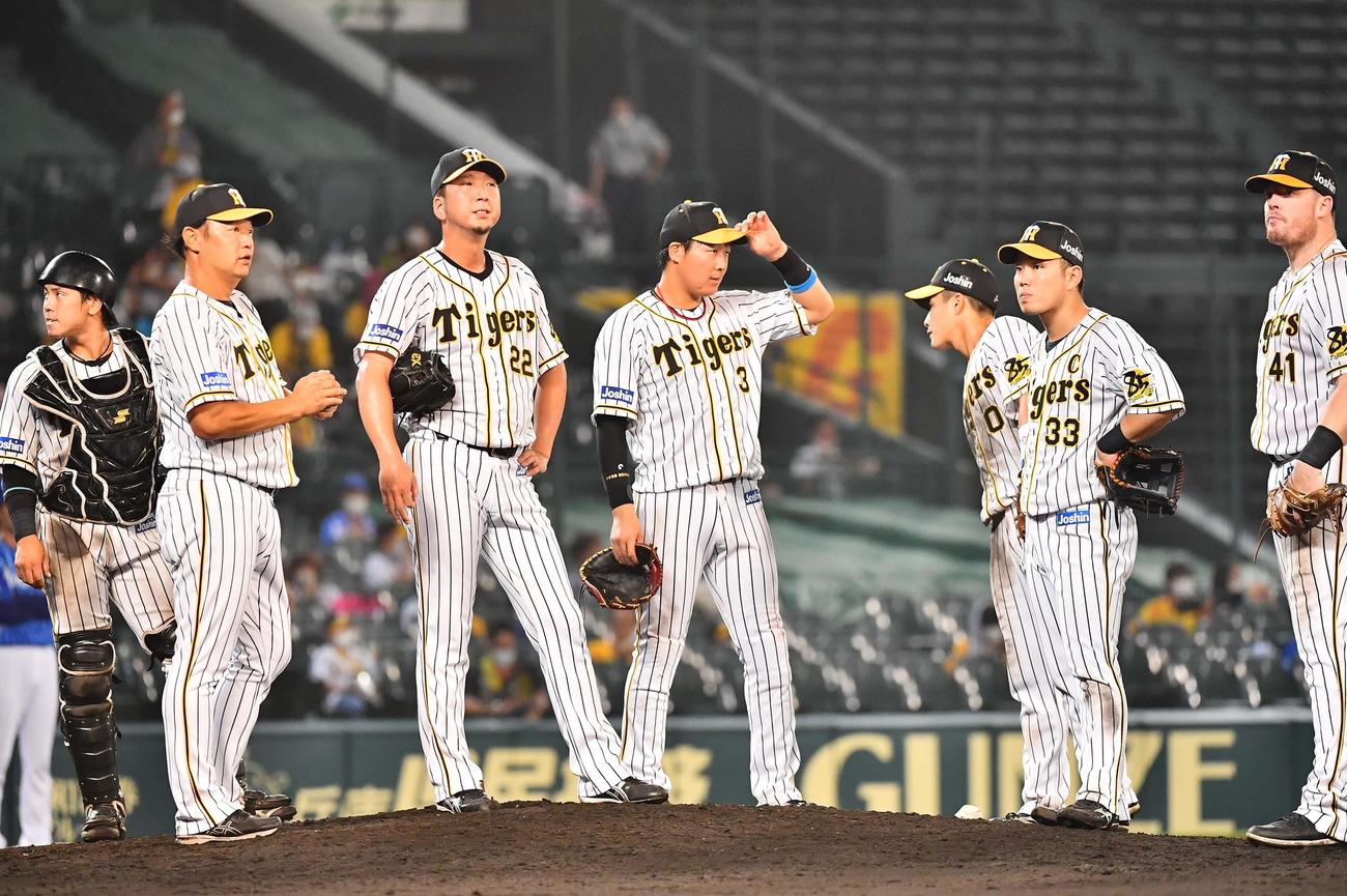 阪神対DeNA　9回表DeNA1死一塁、ソトに勝ち越し2点本塁打を浴び降板する藤川（左から3人目）（撮影・上田博志）