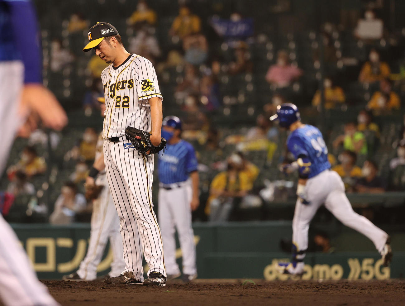 阪神対DeNA　9回表DeNA1死一塁、ソトに勝ち越しの2点本塁打を浴びる藤川（撮影・清水貴仁）
