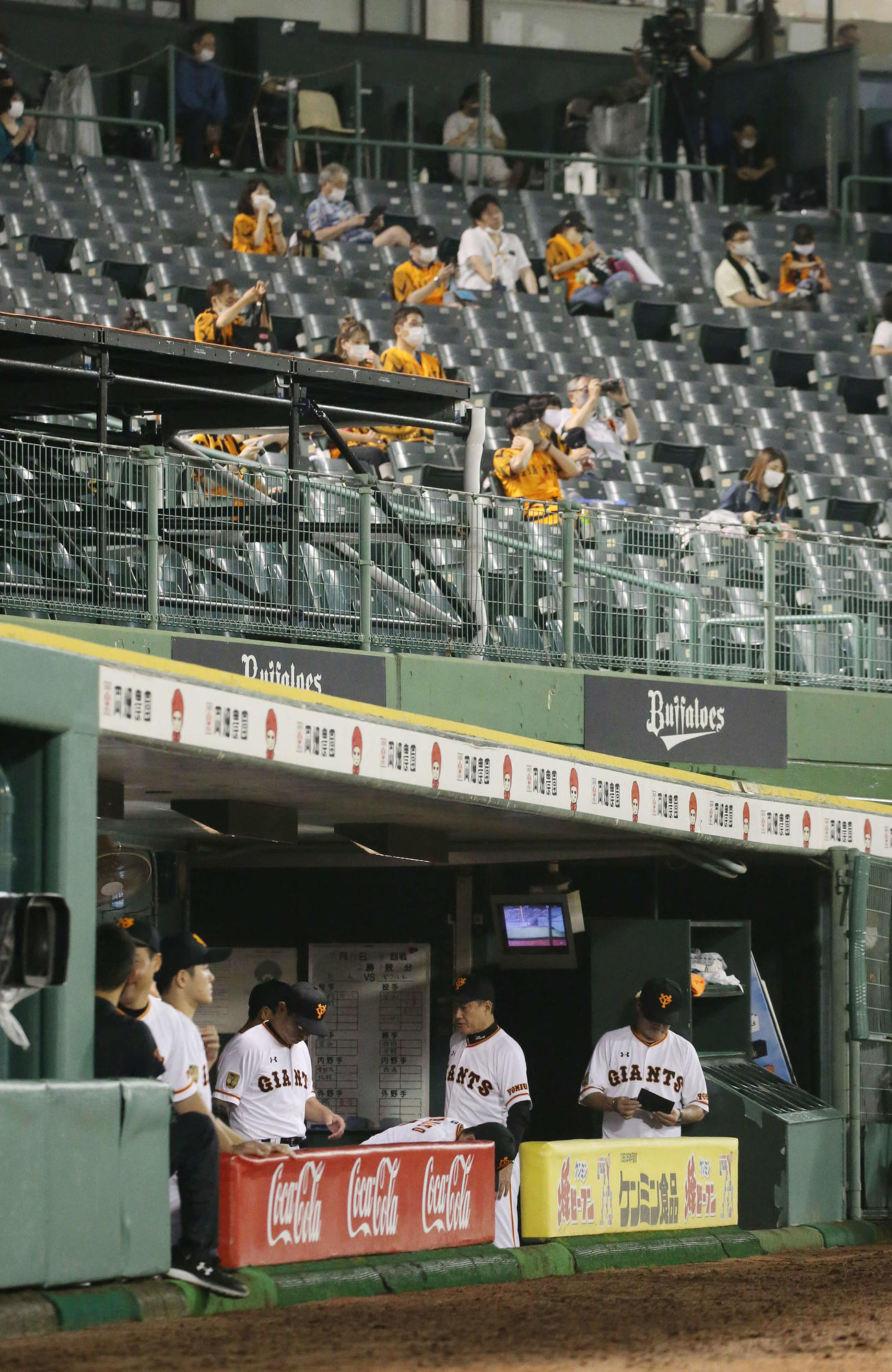 巨人対ヤクルト　有観客試合で敗れ、ベンチをあとにする巨人原監督（中央）（撮影・河野匠）