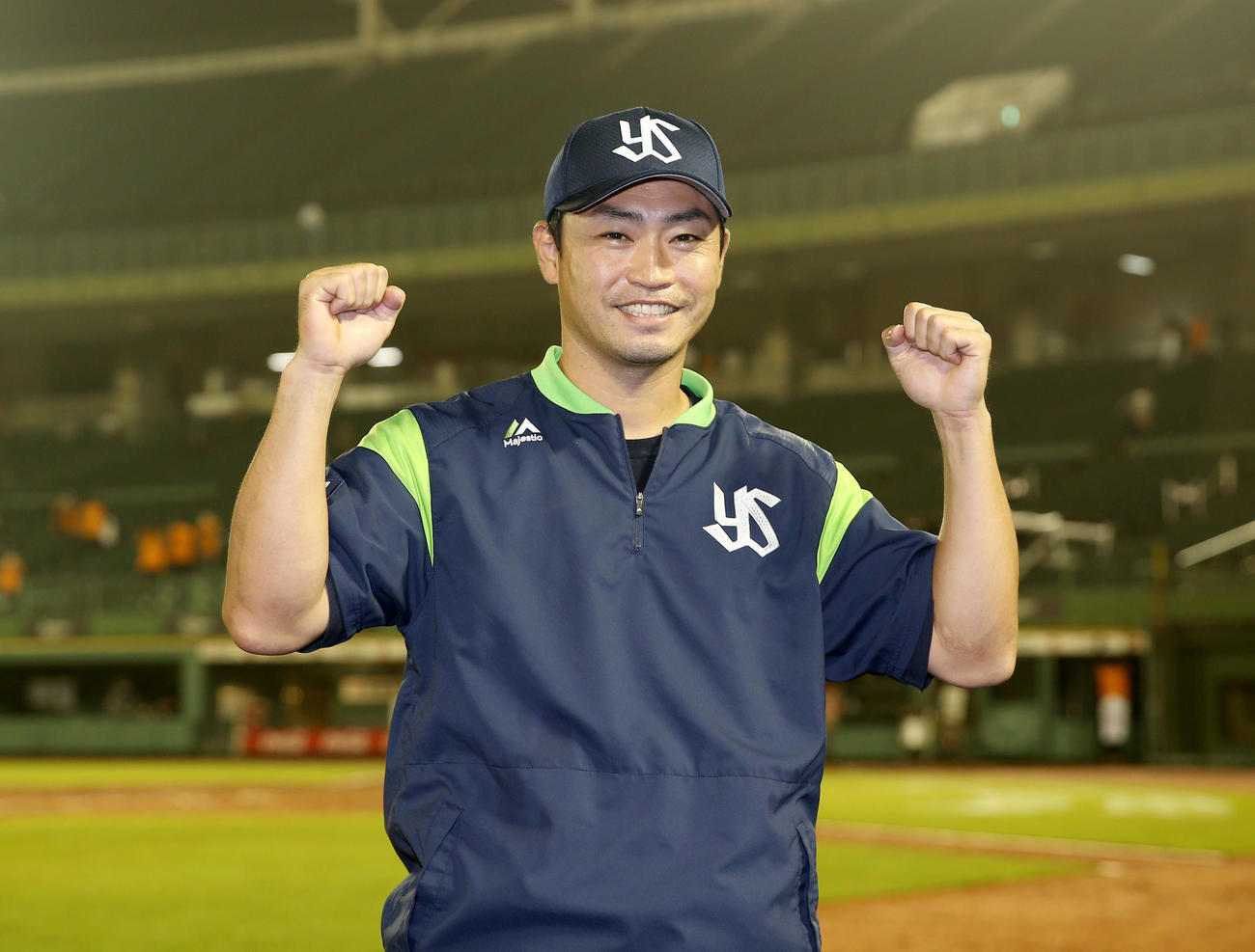 巨人対ヤクルト　チーム8000号となる本塁打を放った青木は試合後、笑顔でガッツポーズ（撮影・前田充）