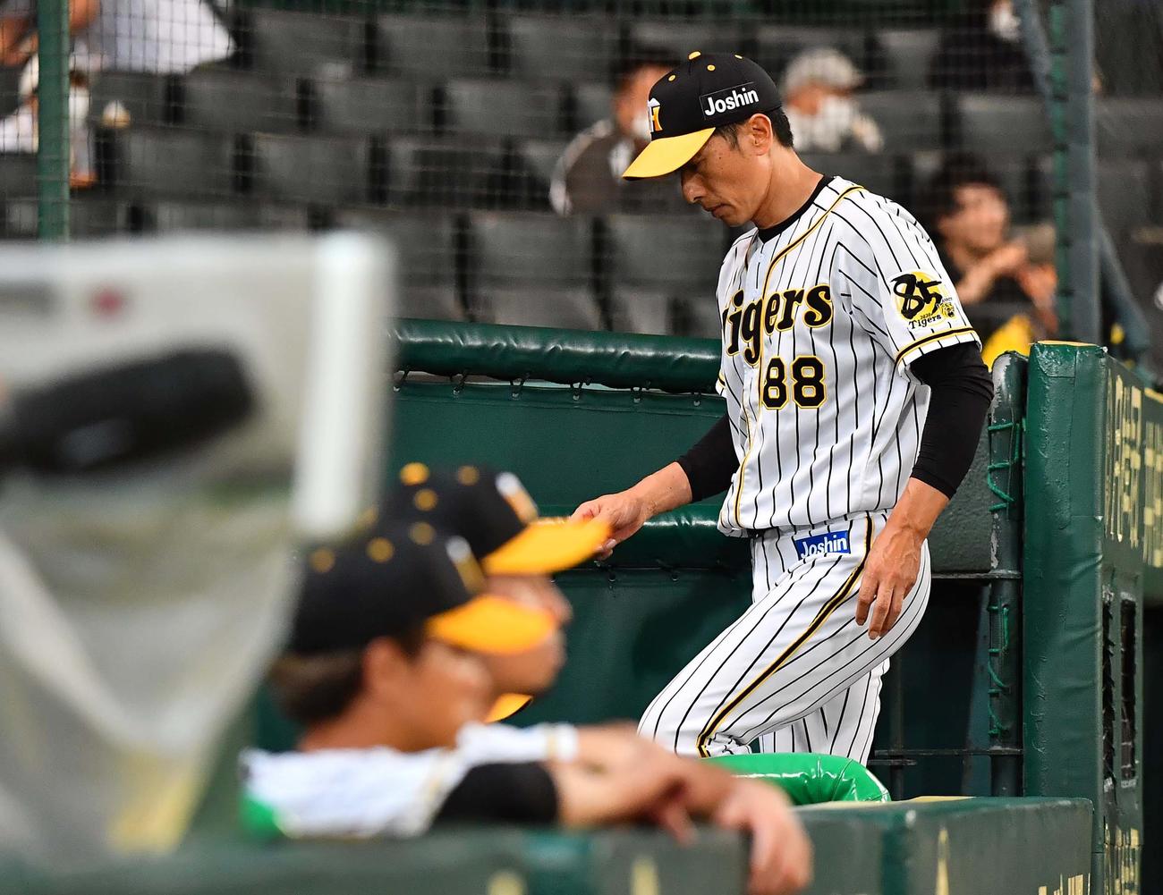 阪神対DeNA　投手交代を告げベンチに引き揚げる矢野監督（撮影・上田博志）