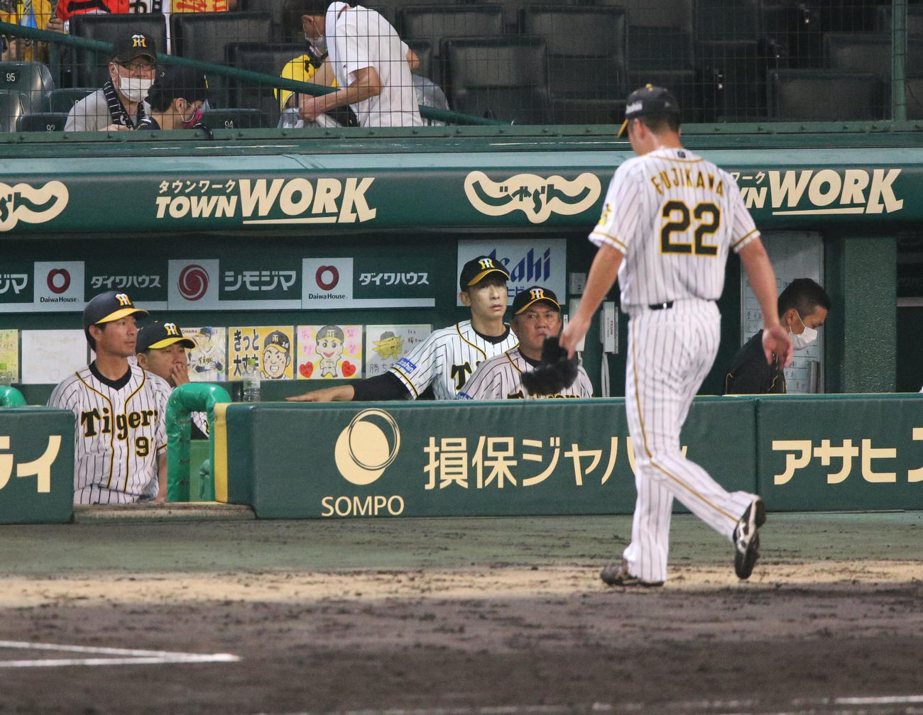 阪神対DeNA　9回表DeNA1死一塁、降板する藤川（手前）を見る矢野監督（左から3人目）（撮影・上山淳一一）