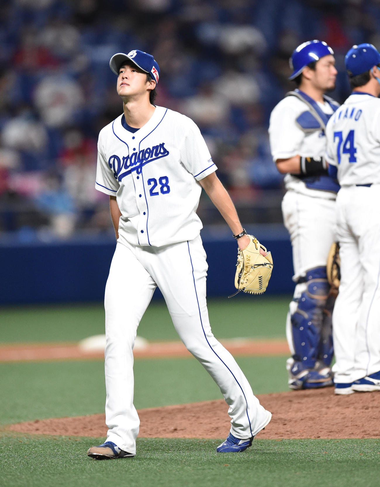中日対広島　7回表広島無死一、二塁、マウンドを降りる中日先発の梅津晃大（撮影・森本幸一）