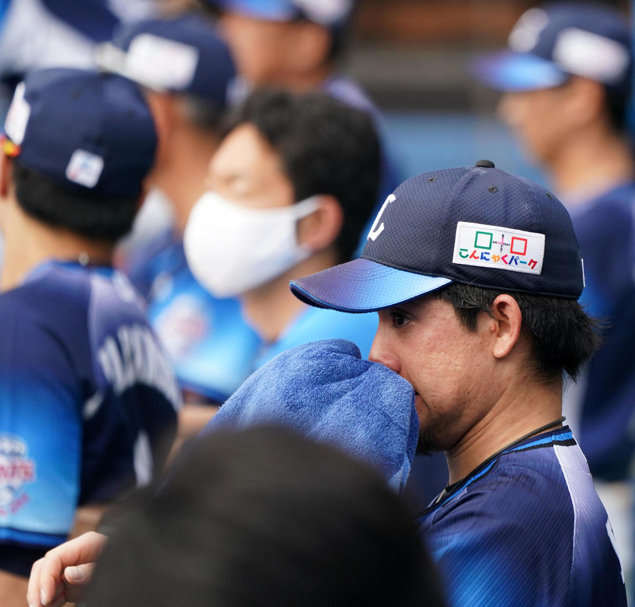 ロッテ対西武　5回裏途中で降板しベンチで悔し涙を流す西武与座（撮影・横山健太）
