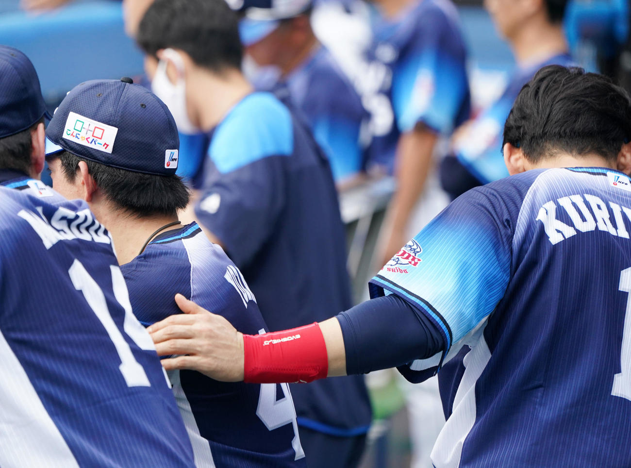 ロッテ対西武　5回裏途中で降板しベンチで悔し涙を流す西武与座（左）の肩に手をやる栗山（撮影・横山健太）
