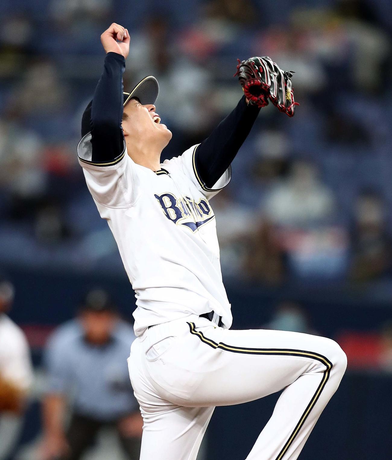 オリックス対日本ハム　6回表日本ハム1死、宇佐見に中前打を浴びる山本（撮影・黒川智章）