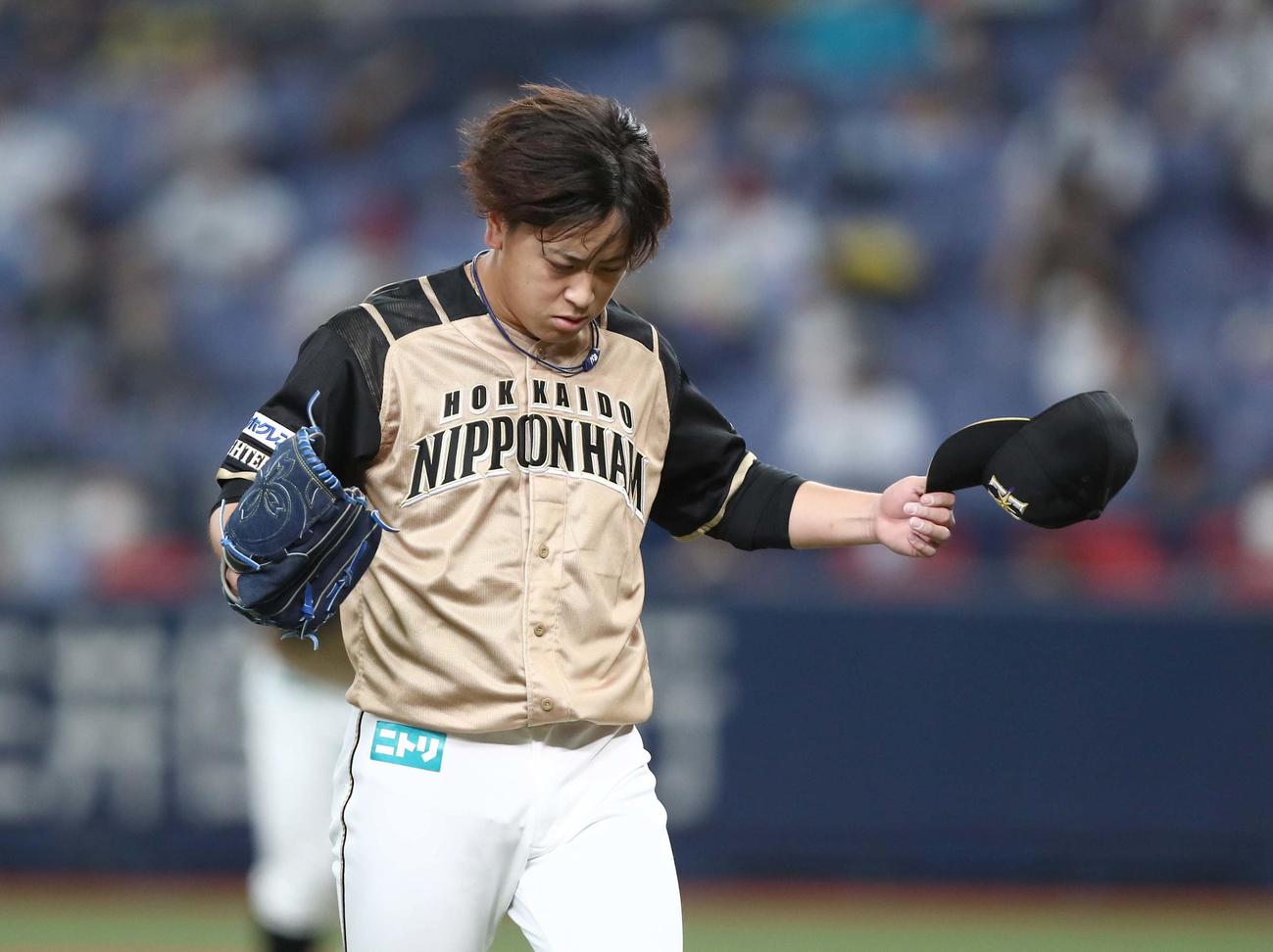 オリックス対日本ハム　6回裏、無失点に抑えグラブをたたく河野（撮影・黒川智章）