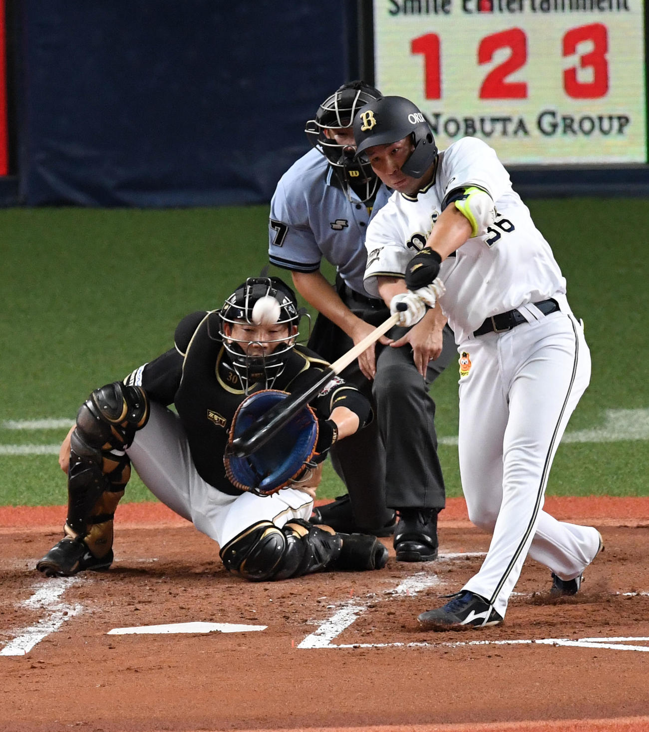 オリックス対日本ハム　2回裏オリックス2死二塁、山足は左中間に先制の適時二塁打を放つ（撮影・前岡正明）