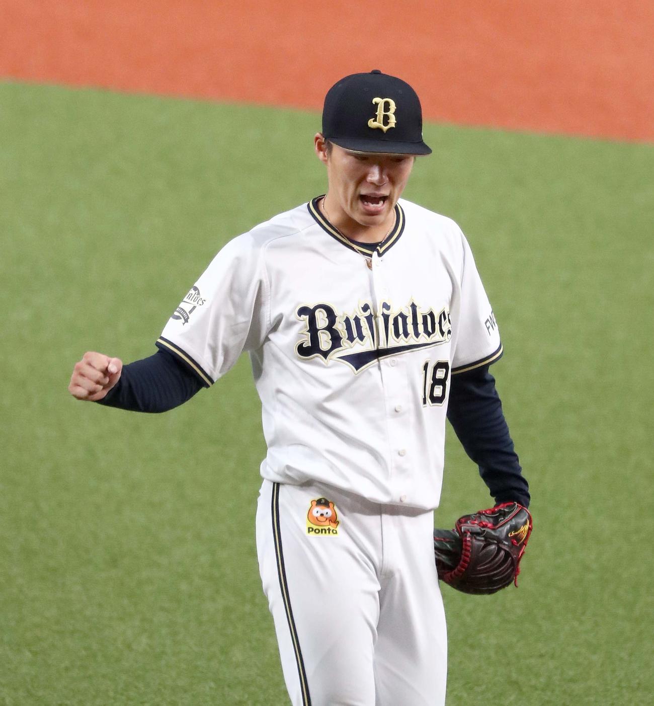 オリックス対日本ハム　1回を打者3人で抑えガッツポーズでベンチに戻る山本（撮影・黒川智章）