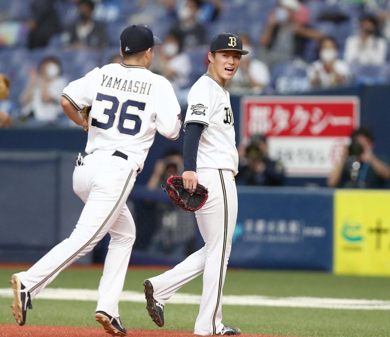 オリックス対日本ハム　5回表を打者3人で抑え笑顔の山本（撮影・黒川智章）