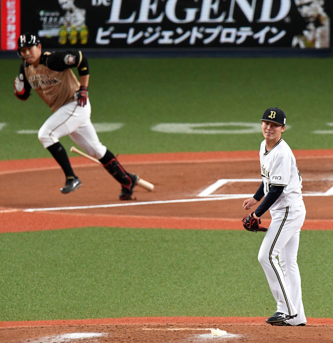 オリックス対日本ハム　6回表日本ハム1死、宇佐見に中前打を打たれた山本（撮影・前岡正明）
