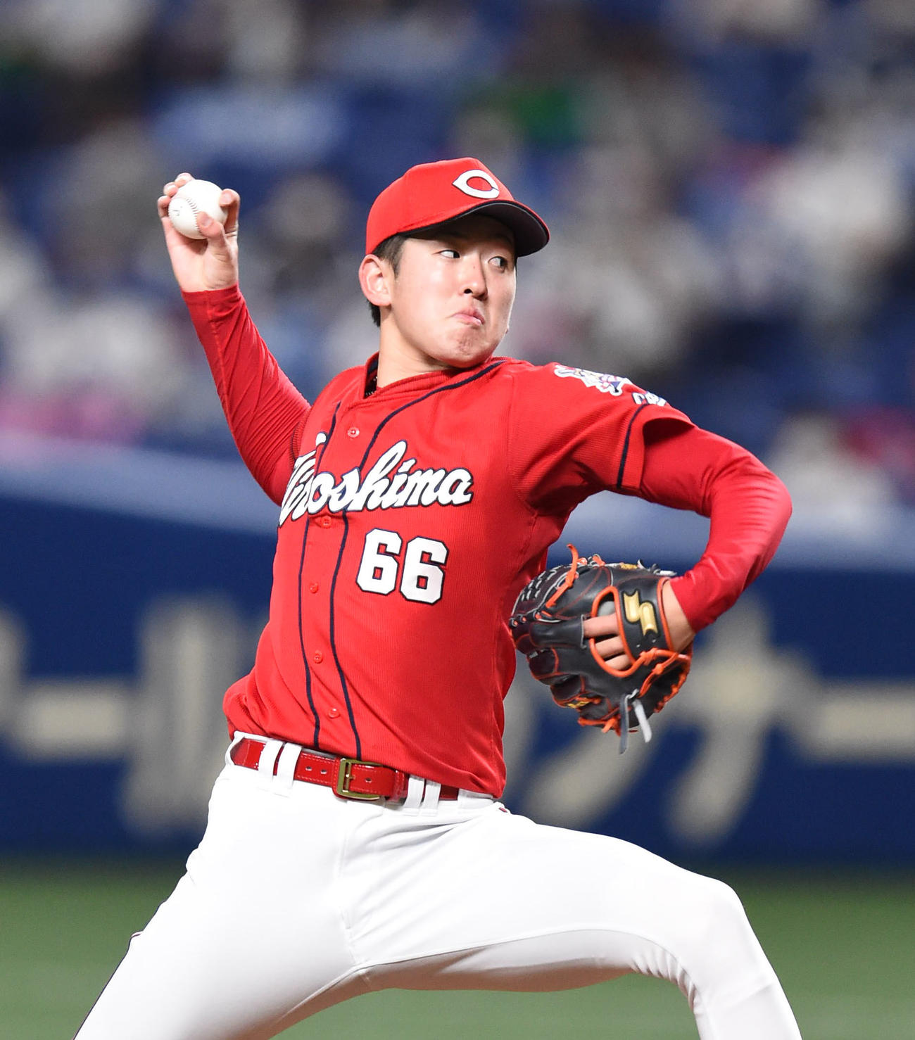 プロ野球中日対広島　2回裏、力投する広島先発の遠藤淳志（撮影・森本幸一）