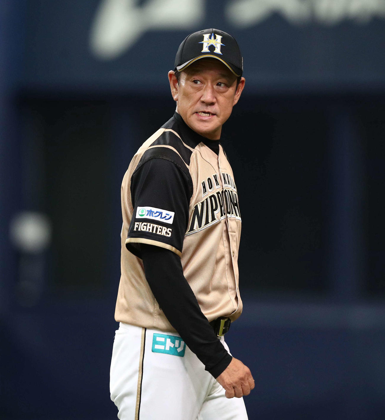 オリックス対日本ハム　選手交代を告げ渋い表情の栗山監督（撮影・黒川智章）
