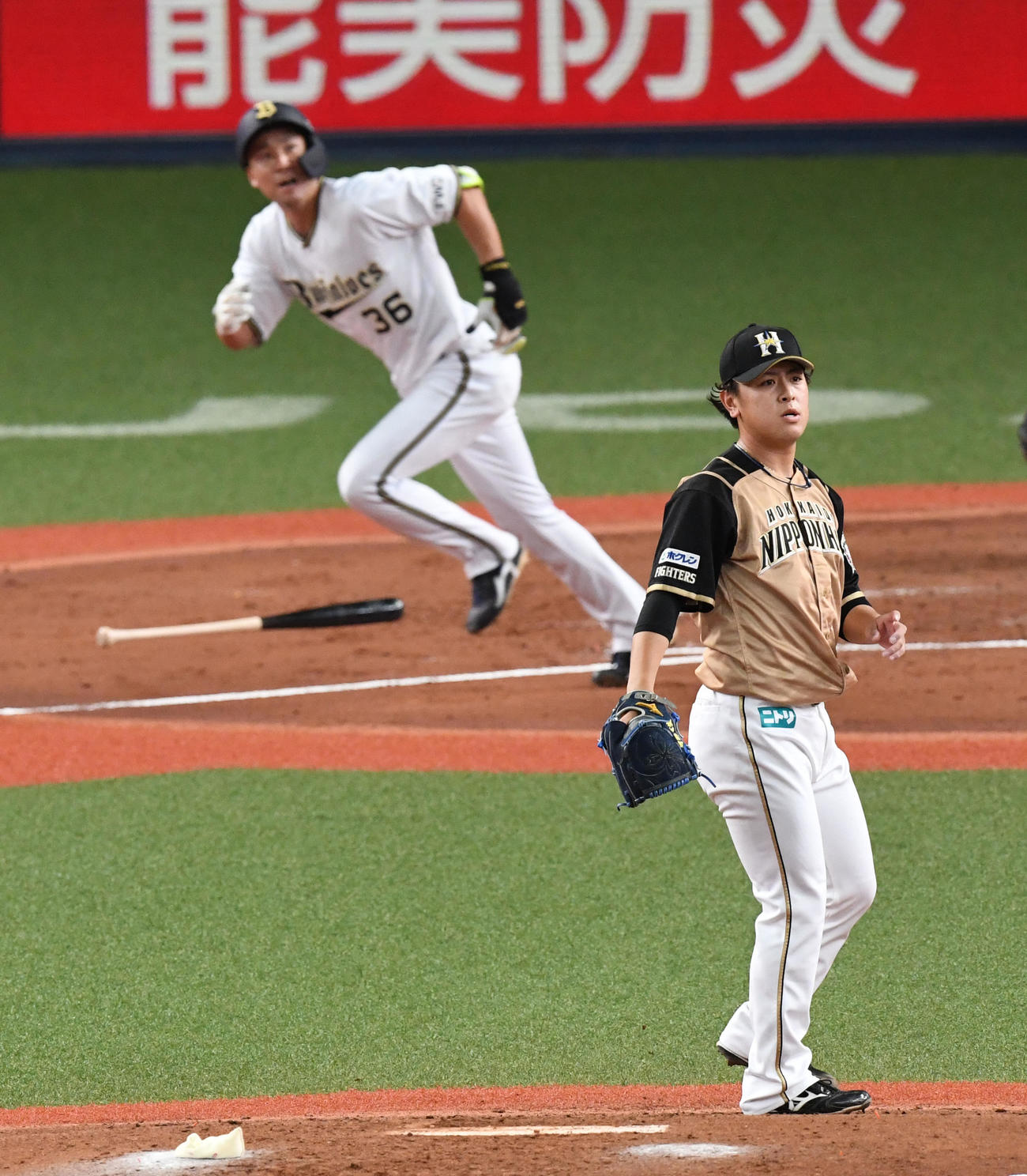 オリックス対日本ハム　2回裏オリックス2死二塁、山足に左中間へ先制の適時二塁打を打たれ打球の方向を見る河野（撮影・前岡正明）