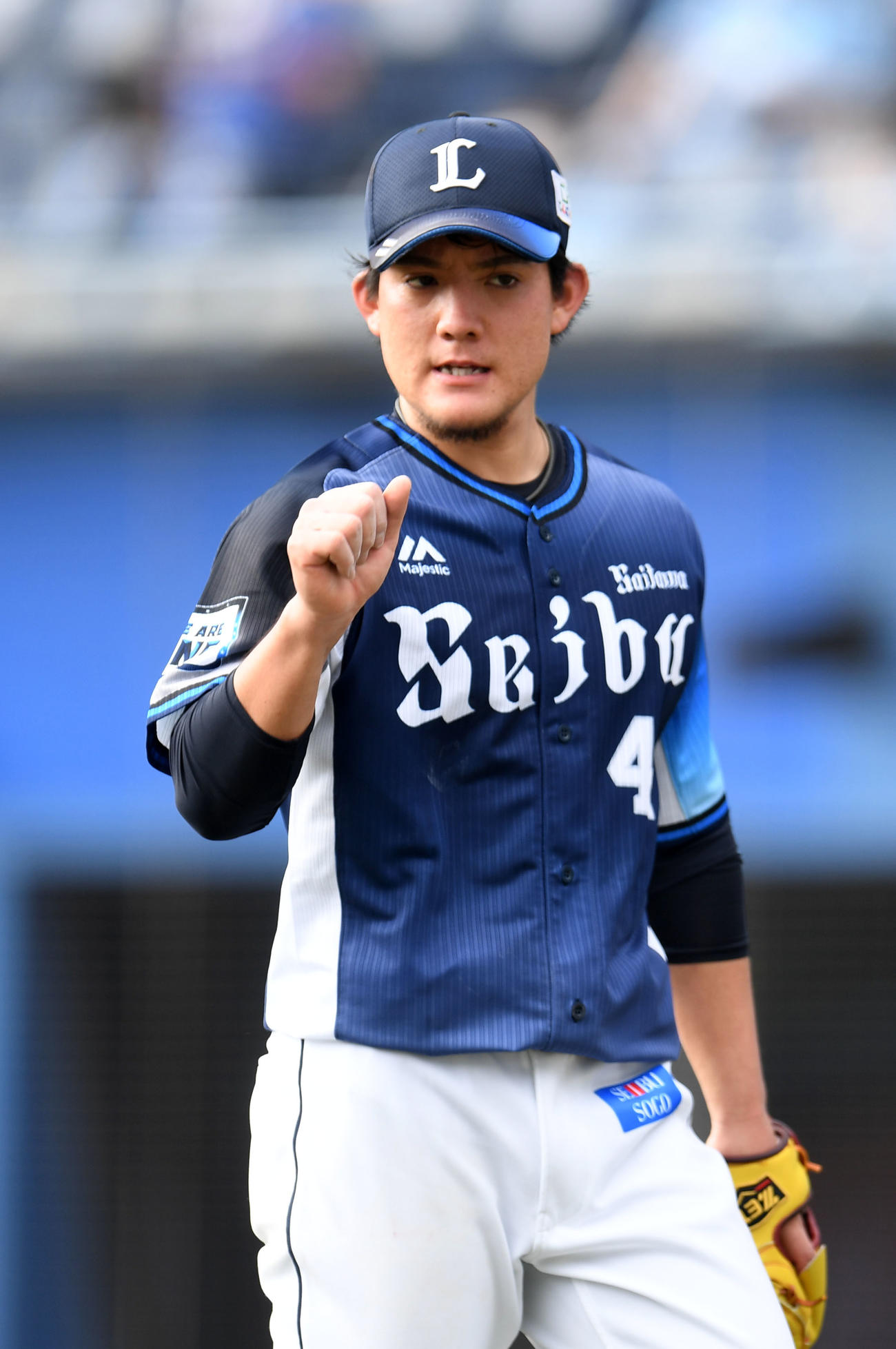 ロッテ対西武　4回裏を無失点に抑えベンチへ引き揚げる西武与座（撮影・横山健太）