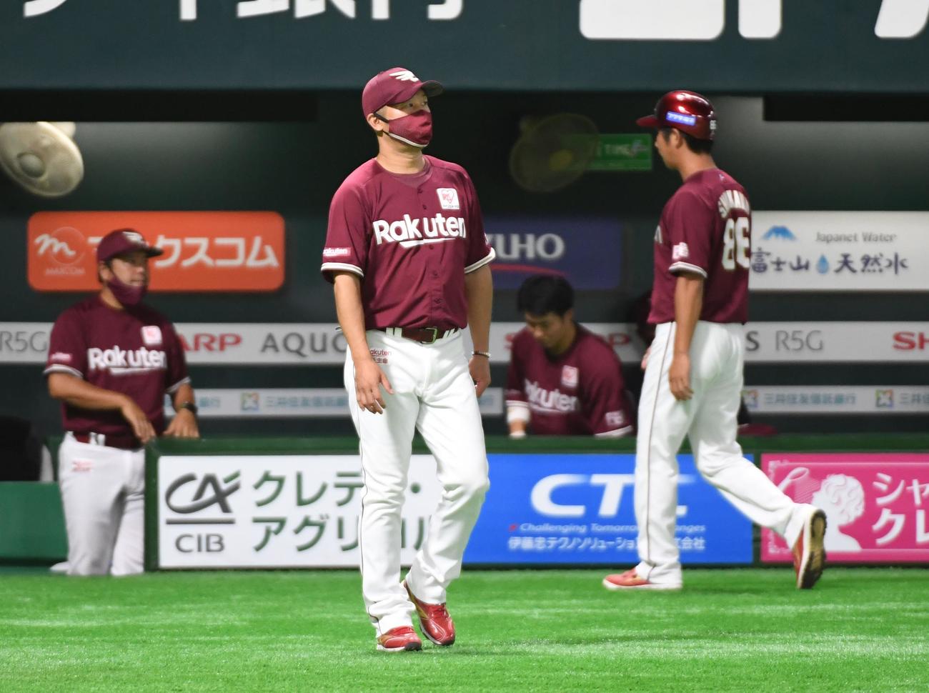 ソフトバンク対楽天　選手交代を告げる三木肇監督（撮影・今浪浩三）