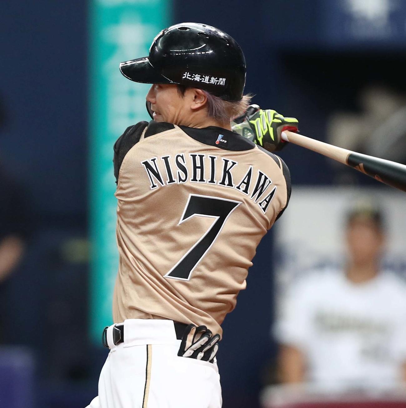 オリックス対日本ハム　9回表日本ハム1死、右前打を放つ西川（撮影・黒川智章）