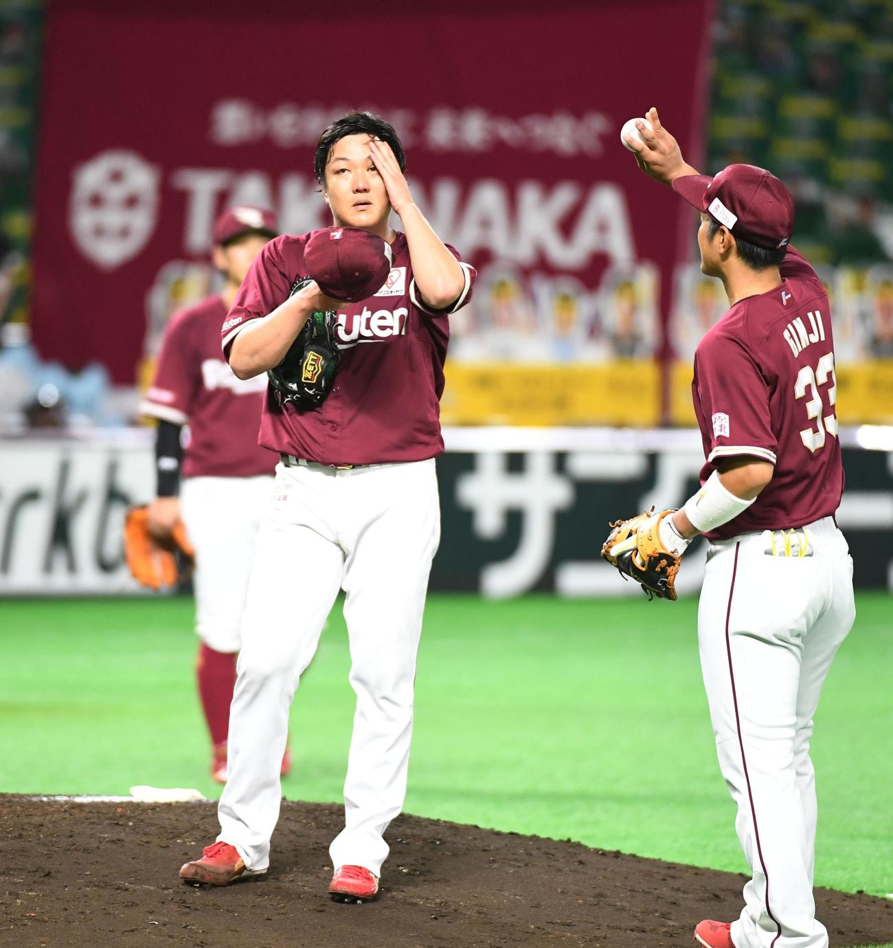 ソフトバンク対楽天　6回裏ソフトバンク2死満塁、先発の石橋は松田宣に遊撃内野安打を浴び汗を拭う（撮影・今浪浩三）